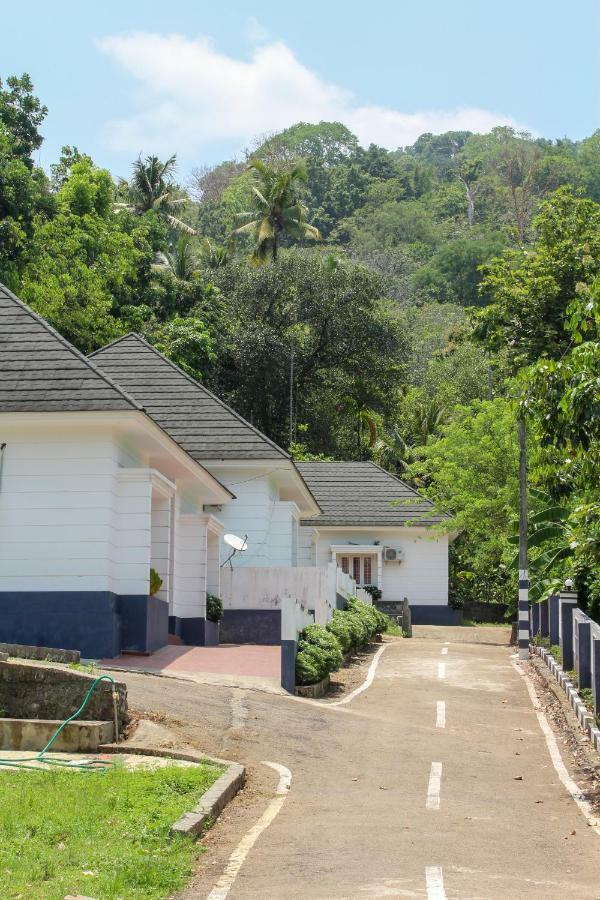 Magic Land Resorts Athirapally Irinjalakuda Eksteriør billede