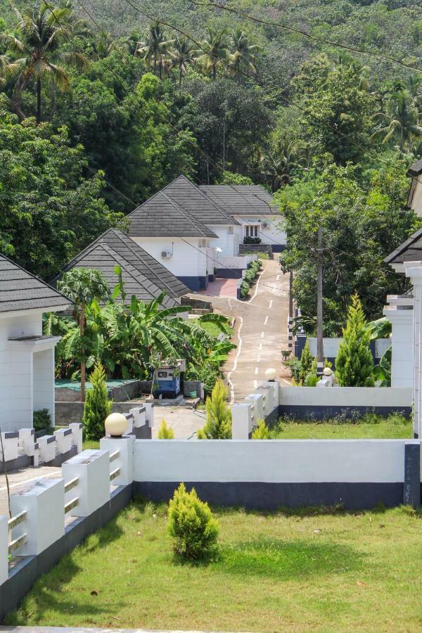 Magic Land Resorts Athirapally Irinjalakuda Eksteriør billede