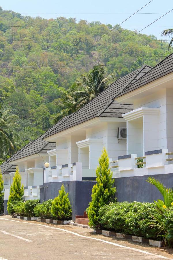 Magic Land Resorts Athirapally Irinjalakuda Eksteriør billede